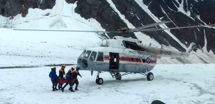 Спасатели собрали на склонах гор четырех травмированных туристов