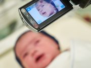 314 детей появились на свет на Алтае в июне На Алтае семьям вручают подарочные наборы при рождении двойняшек