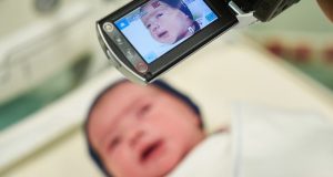 На Алтае семьям вручают подарочные наборы при рождении двойняшек