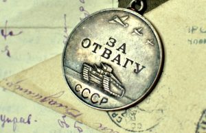 Поймал на лету фашистскую гранату и уничтожил ею трех гитлеровцев