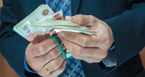 Фирму, получавшую заказы за взятки, оштрафовали на полмиллиона