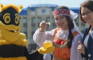 Фестиваль меда прошел в Республике Алтай