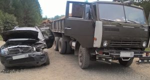 «КАМАЗ» столкнулся с легковушкой в Турочакском районе