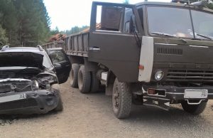 «КАМАЗ» столкнулся с легковушкой в Турочакском районе