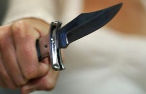 Женщина, пырнувшая ножом мешавшего ей спать мужа, пойдет под суд