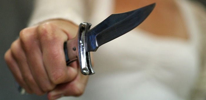 Женщина, пырнувшая ножом мешавшего ей спать мужа, пойдет под суд