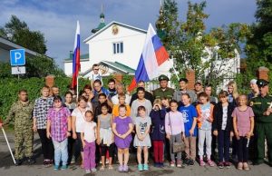 Автопробег, квест-путешествие, восхождение: в Республике Алтай отметили День российского флага