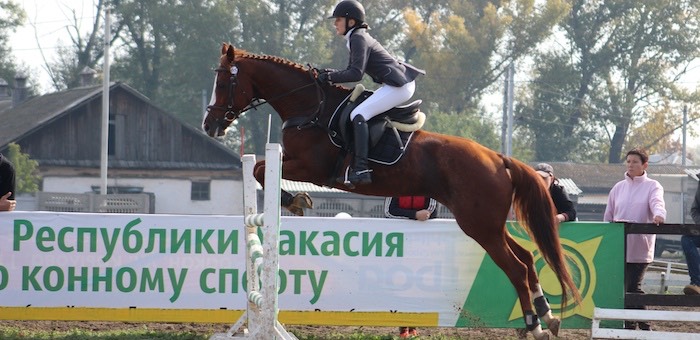 Спортсменки из Горного Алтая успешно выступили на соревнованиях по конному спорту в Хакасии