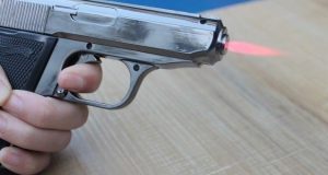 Пьяный горожанин пугал прохожих зажигалкой в виде пистолета