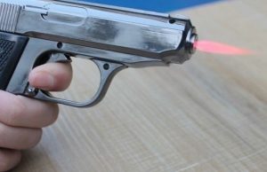 Пьяный горожанин пугал прохожих зажигалкой в виде пистолета