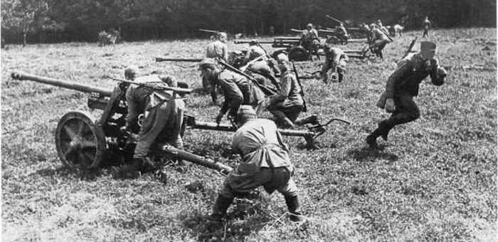 Умело корректировал огонь артиллерии