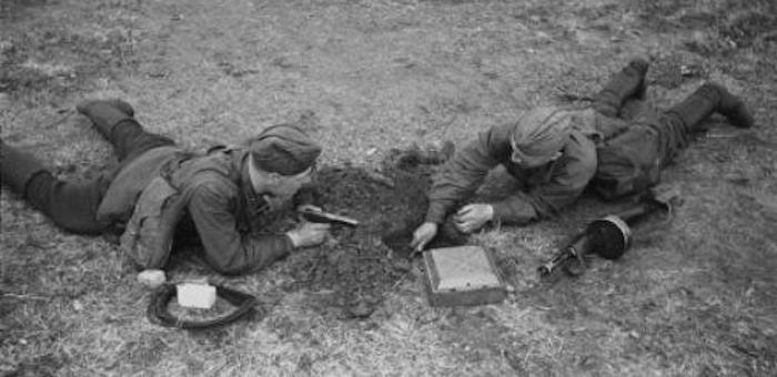 Заминировал дорогу и уничтожил два танка