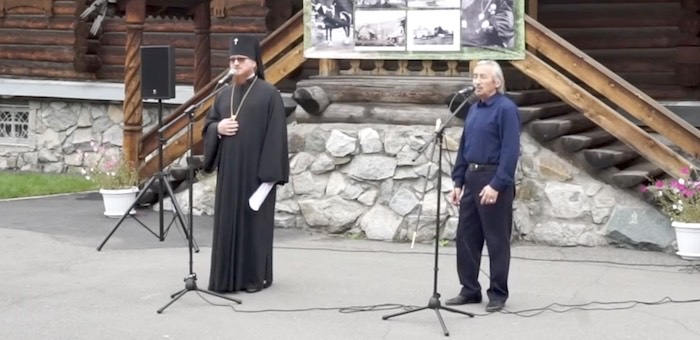 Архиепископ Каллистрат спел с Кара Маймановым песню «Шуралай» на алтайском языке