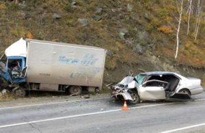 На Чуйском тракте легковой автомобиль врезался в грузовик, водитель погиб