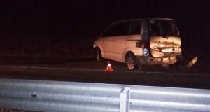Автомобиль протаранил дорожное ограждение на Чуйском тракте