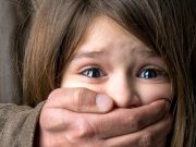 Мужчина надругался над дочкой сожительницы