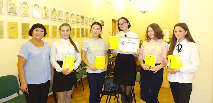 В конкурсе знатоков русского языка победила команда гимназии имени Плакаса