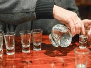 Концертмейстера уволили из музыкальной школы за спаивание учеников