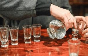 Концертмейстера уволили из музыкальной школы за спаивание учеников