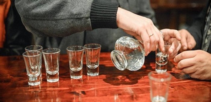 Концертмейстера уволили из музыкальной школы за спаивание учеников