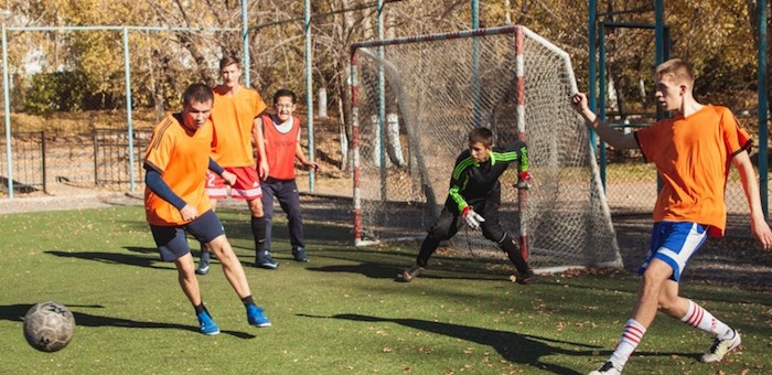 Молодогвардейцы провели турнир по мини-футболу, посвященный дню рождения Путина