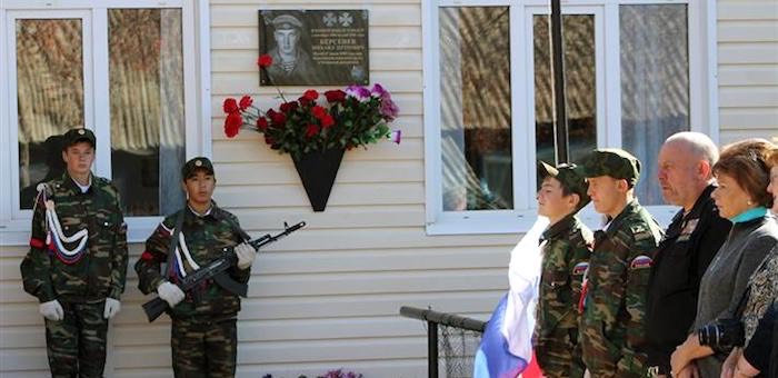 В Усть-Кумире почтили память спецназовца, погибшего при исполнении воинского долга