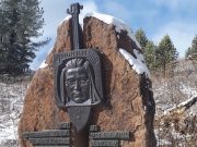 Работники Национального музея облагораживают памятник Анохину в долине Куюма