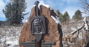 Работники Национального музея облагораживают памятник Анохину в долине Куюма