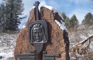 Работники Национального музея облагораживают памятник Анохину в долине Куюма