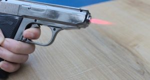 Мужчину, угрожавшему горожанам пистолетом-зажигалкой, могут посадить на два года