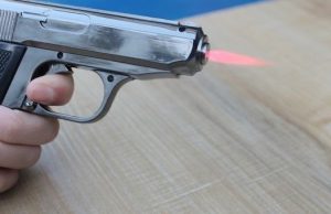 Мужчину, угрожавшему горожанам пистолетом-зажигалкой, могут посадить на два года