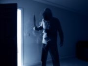 Мужчина в маске и с ножом хотел украсть в кафе пару бутылок пива