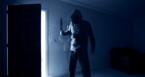Мужчина в маске и с ножом хотел украсть в кафе пару бутылок пива