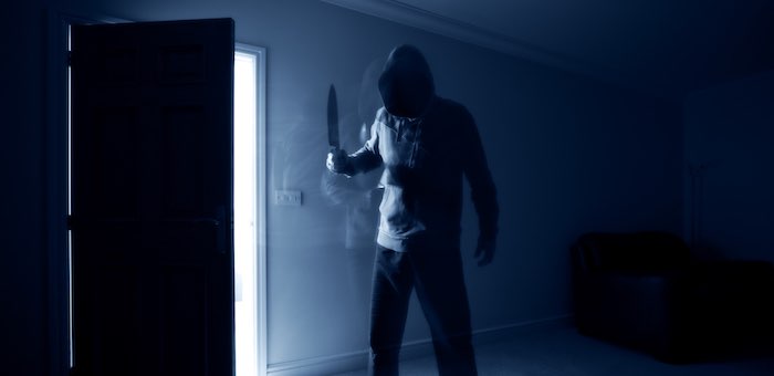 Мужчина в маске и с ножом хотел украсть в кафе пару бутылок пива