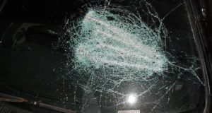 Пенсионер переоделся в женское платье и пытался поджечь машину на парковке