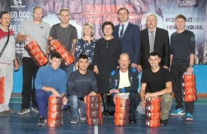Команды школьной баскетбольной лиги получили профессиональные мячи