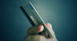 Запугали и украли все деньги с карты: телефонным мошенникам удалось обмануть очередную жертву