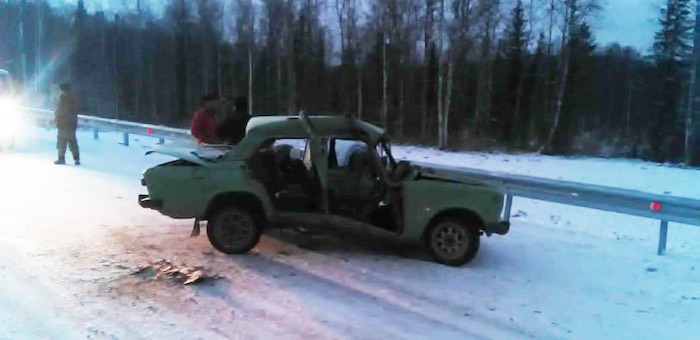 Житель Турочака разбил машину об стоявший на дороге автокран