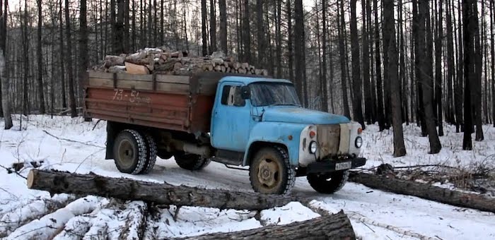 Любитель спиртного угнал грузовик, чтобы сгонять за водкой