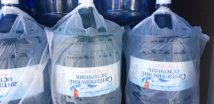 Стоит ли тратить время на просматривание рейтингов бутилированной воды?