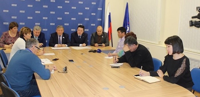 Участники съезда «Единой России» провели пресс-конференцию