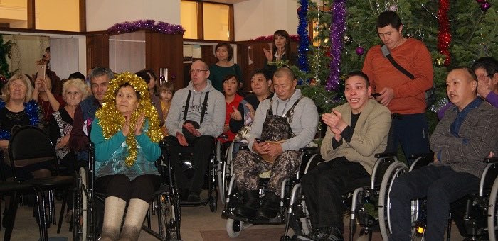 Новогодний праздник для людей с ограниченными возможностями прошел в Драмтеатре
