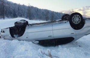 Пьяный житель Усть-Коксы перевернулся на Toyota Camry