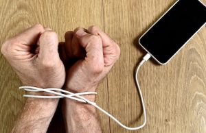 Сотрудник турбазы по просьбе клиентки нашел потерянный телефон и прикарманил его