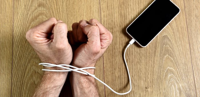 Сотрудник турбазы по просьбе клиентки нашел потерянный телефон и прикарманил его