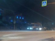 Во время снегопада двое детей попали под колеса, переходя улицу
