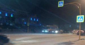 Во время снегопада двое детей попали под колеса, переходя улицу