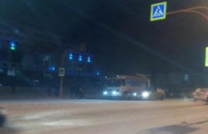 Во время снегопада двое детей попали под колеса, переходя улицу