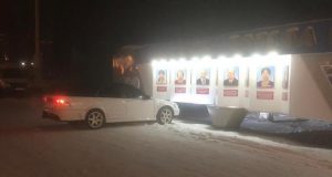 Дистанционно заведенная «Хонда Аккорд» протаранила республиканскую Доску Почета