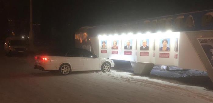 Дистанционно заведенная «Хонда Аккорд» протаранила республиканскую Доску Почета